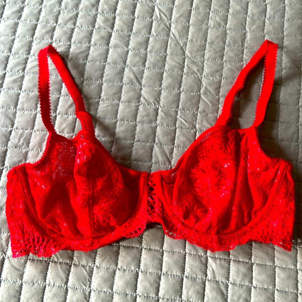 EUC -🔥 Red HOT Victoria Secret Lace Bra